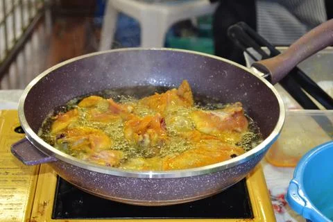 In a pan, cooking chicken Foto stock