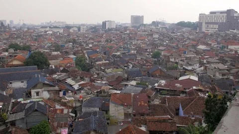 Pan of a crowded slum in Indonesia 스톡 동영상 76554962