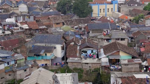 Pan of a crowded slum in Indonesia Stock Footage 76555934