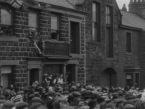 Pan of crowds waiting for coronation of George V, UK 1911 Stock Footage 136674595