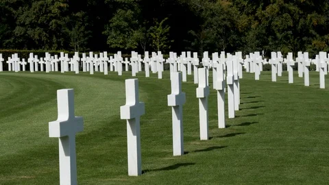 Pan-Curving rows White crosses WWII American Cemetery near Cambridge Video stock 96716420