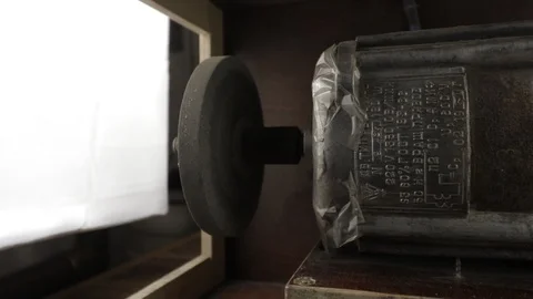 Pan of custom bench grinder self made based on soviet laundry machine engine Vidéo 106308450