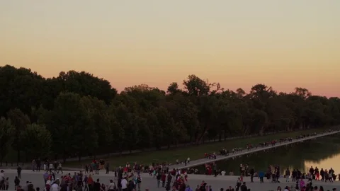 Pan of DC Washington Monument, sunset, crowds, 4K Vídeos de archivo 71356906