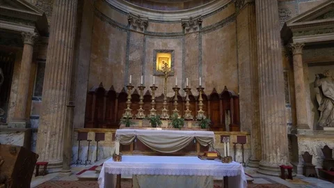 Pan Down to Altar Inside the Pantheon in Rome, Italy 스톡 동영상 85205187