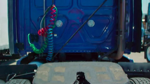 Pan down of back of freight liner truck cabin to show connecting joint 스톡 동영상 60031455