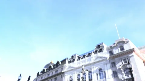 Pan down to an empty Eros Statue at Piccadilly Circus during lockdown Stock Footage 142735109