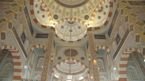 Pan down Ramadan Prayers at Jalil Khayat Mosque 스톡 동영상 77160013