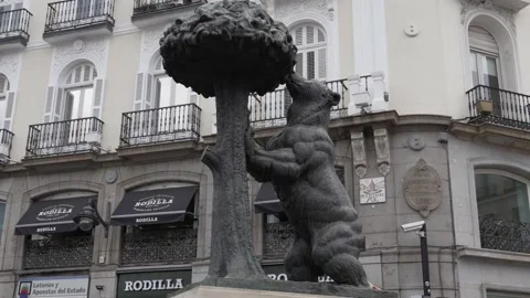 Pan down reveal of El Oso y el Madroño statue in Puerta del Sol Madrid 库存影片 339375960