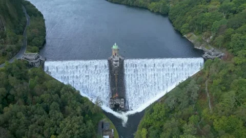 Pan down shot  towards Pen y Garreg Dam scenic point Rhayader Wales UK 库存影片 347554367
