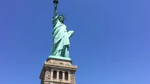 Pan Down from Statue of Liberty to New York Skyline Vídeo Stock 90363433