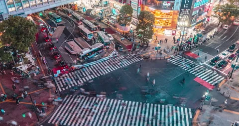 Pan Down Timelapse of crowd people pedestrians walking across in Shibuya Video stock 186738932