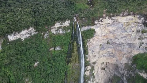 Pan down very big waterfall in Jungle Vídeo Stock 205469748