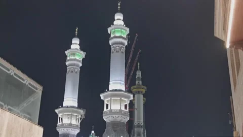 Pan down view of minarets at King Fahd (Fahad) gate in the evening in Makkah Видео 274473030