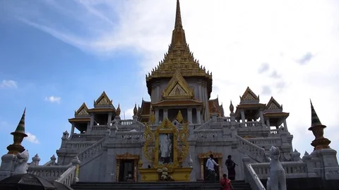 Pan Down of Wat Trimitr Video stock 90058093