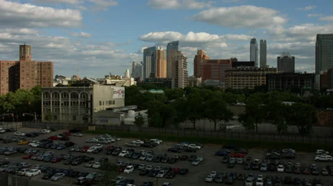 Pan from Downtown Brooklyn to Under Construction High Rise in DUMBO Vídeos de archivo 39259334