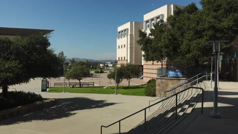 Pan of eerily empty campus of CSUSM deserted of students. Vidéo 135745010