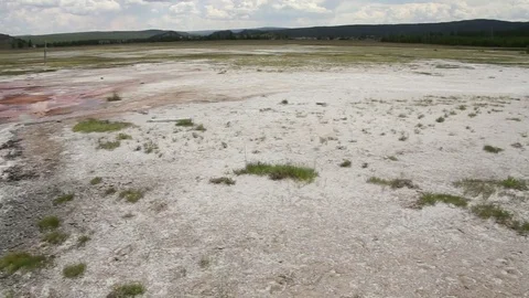 Pan to Emerald Hot Spring Vídeo Stock 79535817