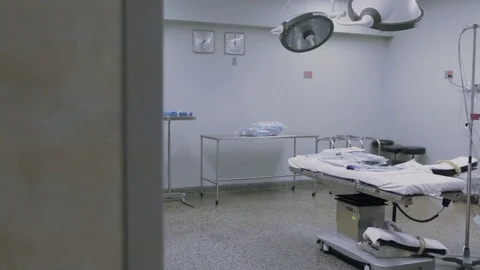 Pan of empty operating room in hospital Stock Footage 75683035