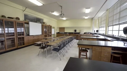 Pan of Empty School Science Classroom 库存影片 145990134