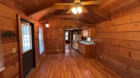 Pan of empty tiny house log cabin 스톡 동영상 263972151