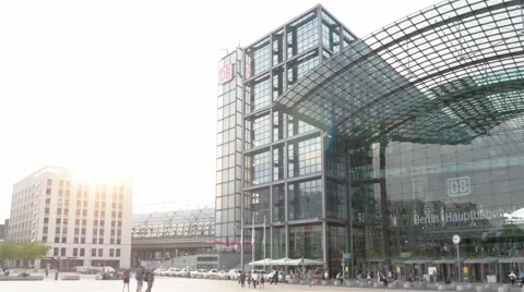 Pan establishing shot of Berlin Central Railway Station Hauptbahnhof in Berlin 스톡 동영상 68167614