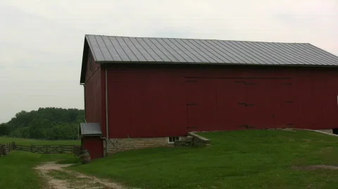 Pan of Farm Barn with Windmill Vidéo 556191