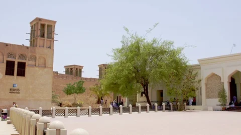 Pan to the Farooq Mosque in the Bastakiya section of Dubai Vídeo Stock 125886491