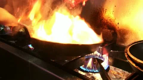 Pan on fire. Yellow rum Flames. Vídeo Stock 20509607