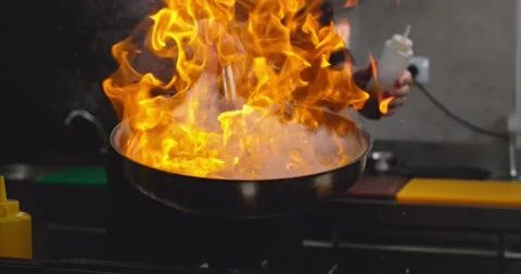 Pan Flame Fire Chef Cooking Food in Restaurant Big Flames in Slow Motion Vídeo Stock 138143483