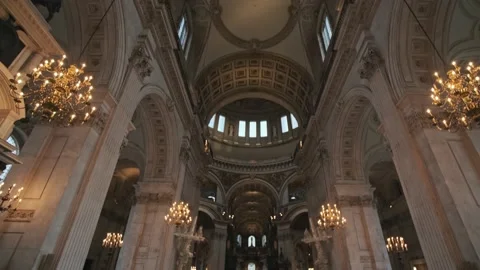 Pan up from floor to ceiling of st pauls cathedral inside Vidéo 142791086