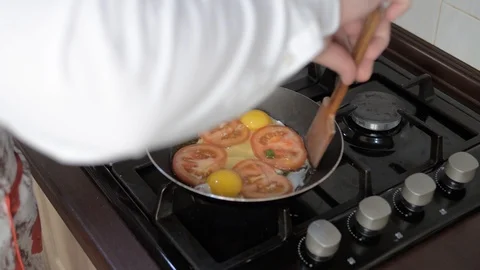 Pan fried egg with tomato Video stock 93387196