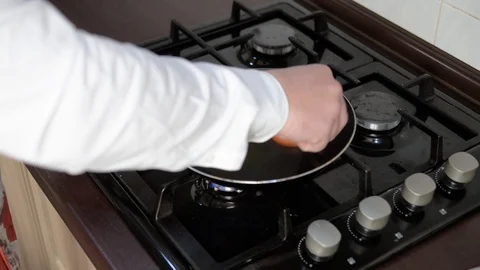 Pan fried tomatoes Video stock 93385962