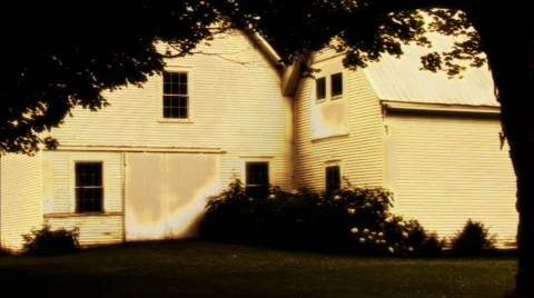 Pan in front of an old white house Stock-Footage 645917