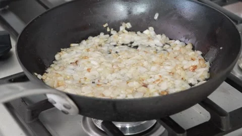 Pan Frying Onions 库存影片 271600899