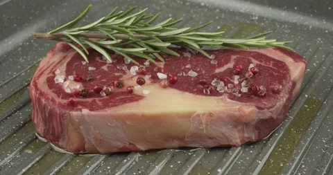 Pan frying a spiced beefsteak in a griddle pan 動画素材 156466434