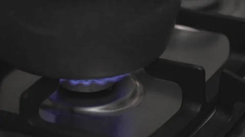 Pan on the gas cooker Video stock 82157768