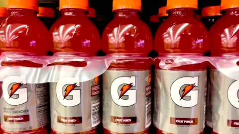 Pan of Gatorade fruit punch flavor 8 packs on a retail shelf Stock Footage 193166697