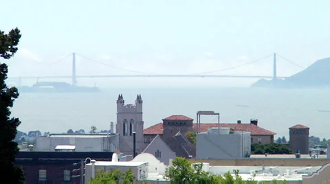 Pan Up to the Golden Gate Bridge Stockbeeldmateriaal 31241048