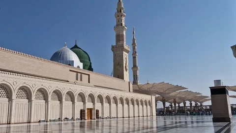 Pan up of green and silver dome of Nabawi mosque in Medina Stockbeeldmateriaal 315337329