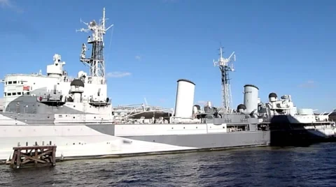 Pan of HMS Belfast on the river Thames in London Видео 47273773