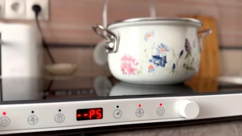 Pan on an induction electric stove Video stock 260419078