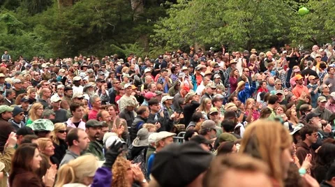 Pan Large Crowd Applauding Video stock 884234