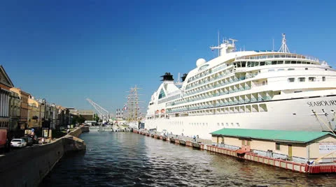 PAN of Large cruise ship 動画素材 26040259