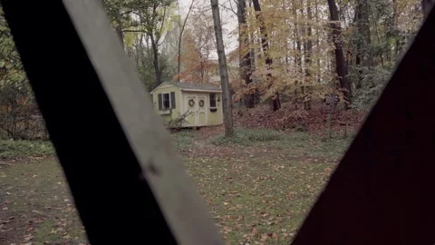 Pan left from behind beam backyard Atlanta Georgia 4k Vídeos de archivo 260424125