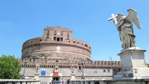 Pan left on Castel sant'Angelo and one of the baroque angels on the bridge. Stock Footage 157633007