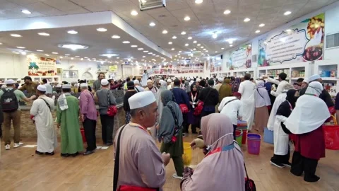 Pan left of dates market view in Madinah, Kingdom of Saudi Arabia (KSA). Stock Footage 274471728