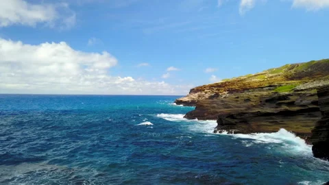 Pan left drone shot from a rocky island in Hawaii. Vidéo 147233834
