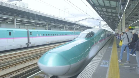 Pan Left E5 Shinkansen Train Pulling Into Utsunomiya Station Japan Video stock 128126555