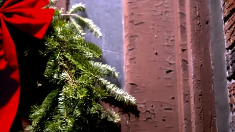 Pan Left Extreme Close up Christmas Wreath Door Williamsburg Brooklyn NYC 4k Vídeos de archivo 267737553