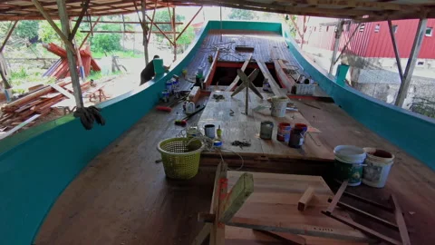 Pan left low light onboard view of a traditional wooden boat under construction. Vídeo Stock 140242245